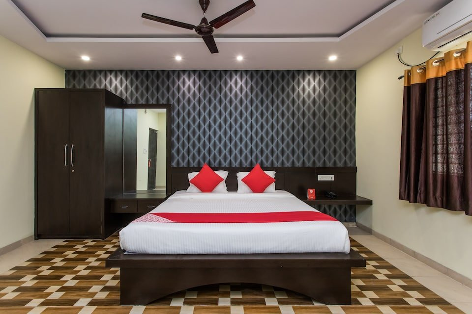 OYO 15580 Hotel Lavish
