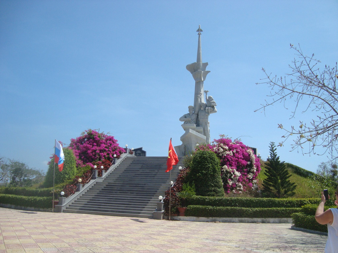 Binh Tien旅游景点-Vietnam - Russia Monument