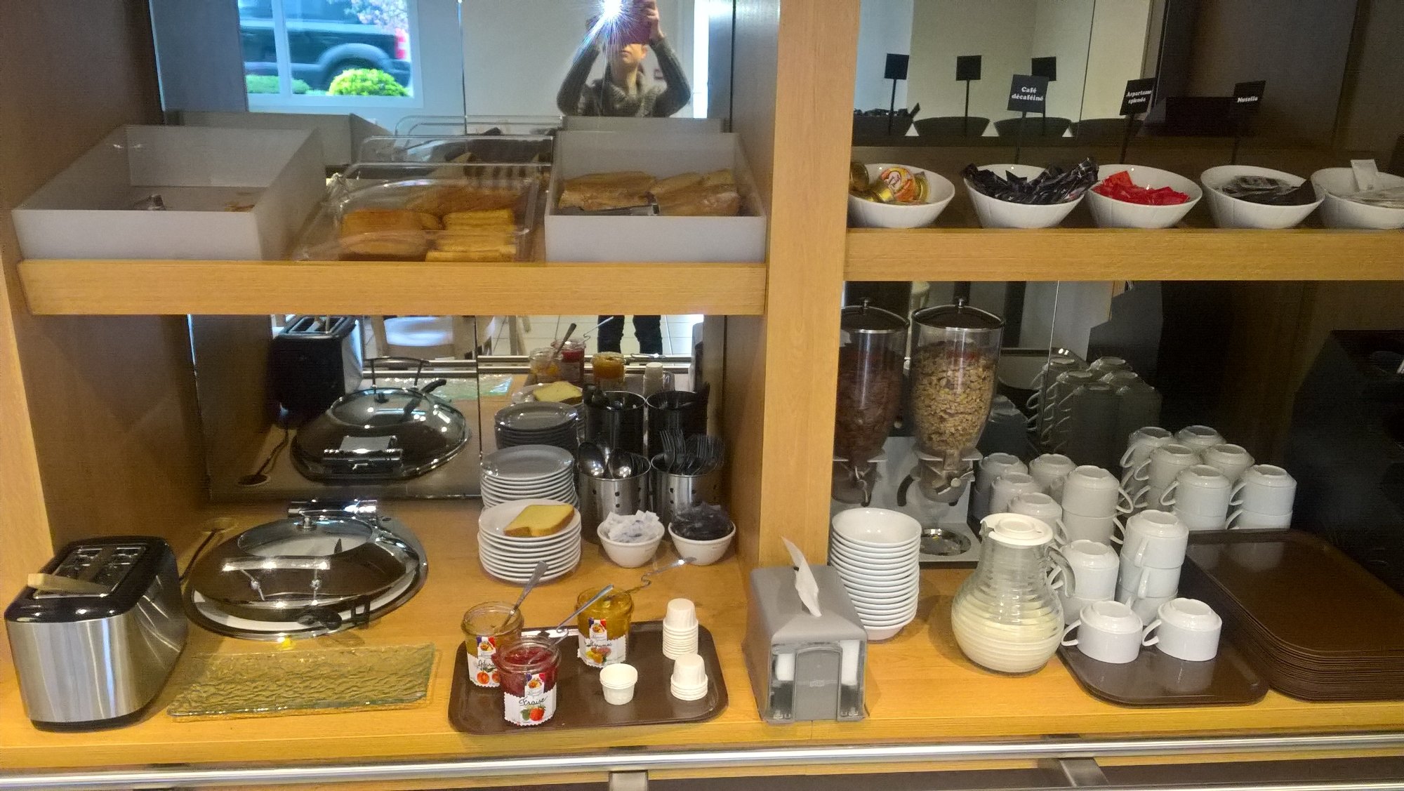 B&B HOTEL Saint-Étienne Monthieu-餐饮