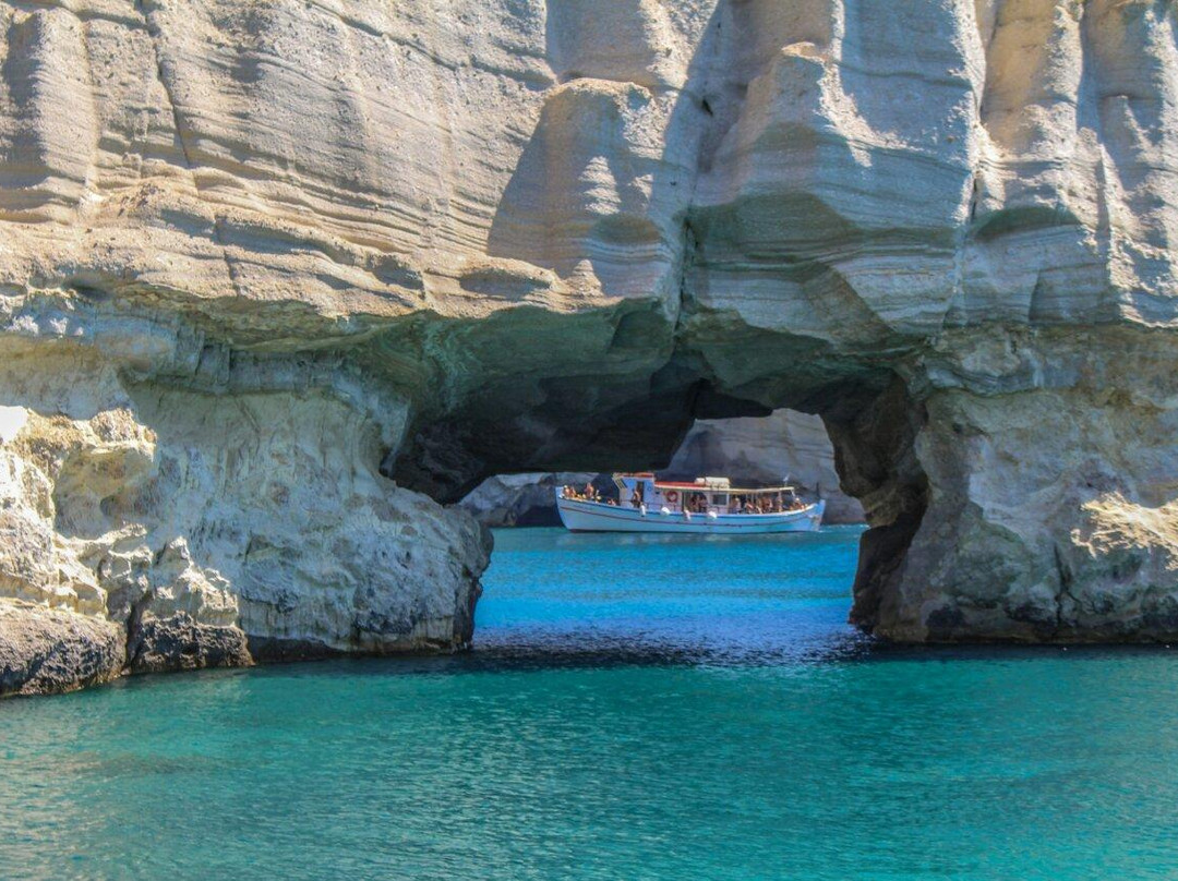 Delfinia boat tours - half day-米洛斯岛必去景点