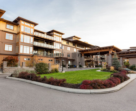 湖畔度假酒店主图