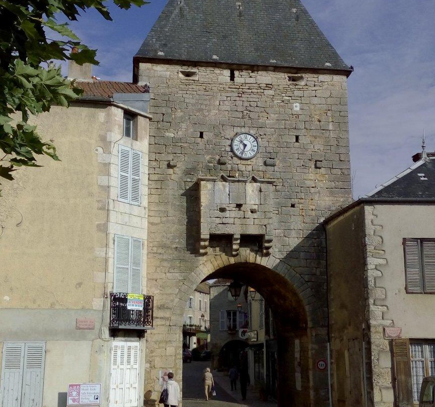 Château de Noyers-sur-Serein景点图片