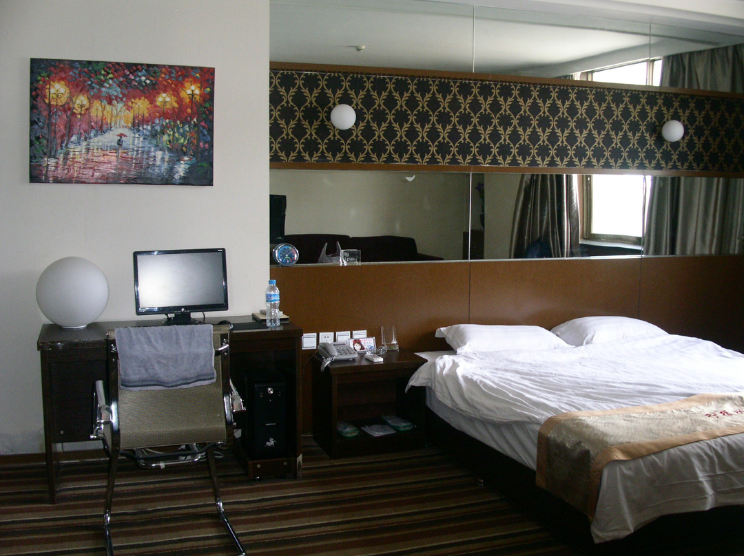 柠檬水晶酒店主图