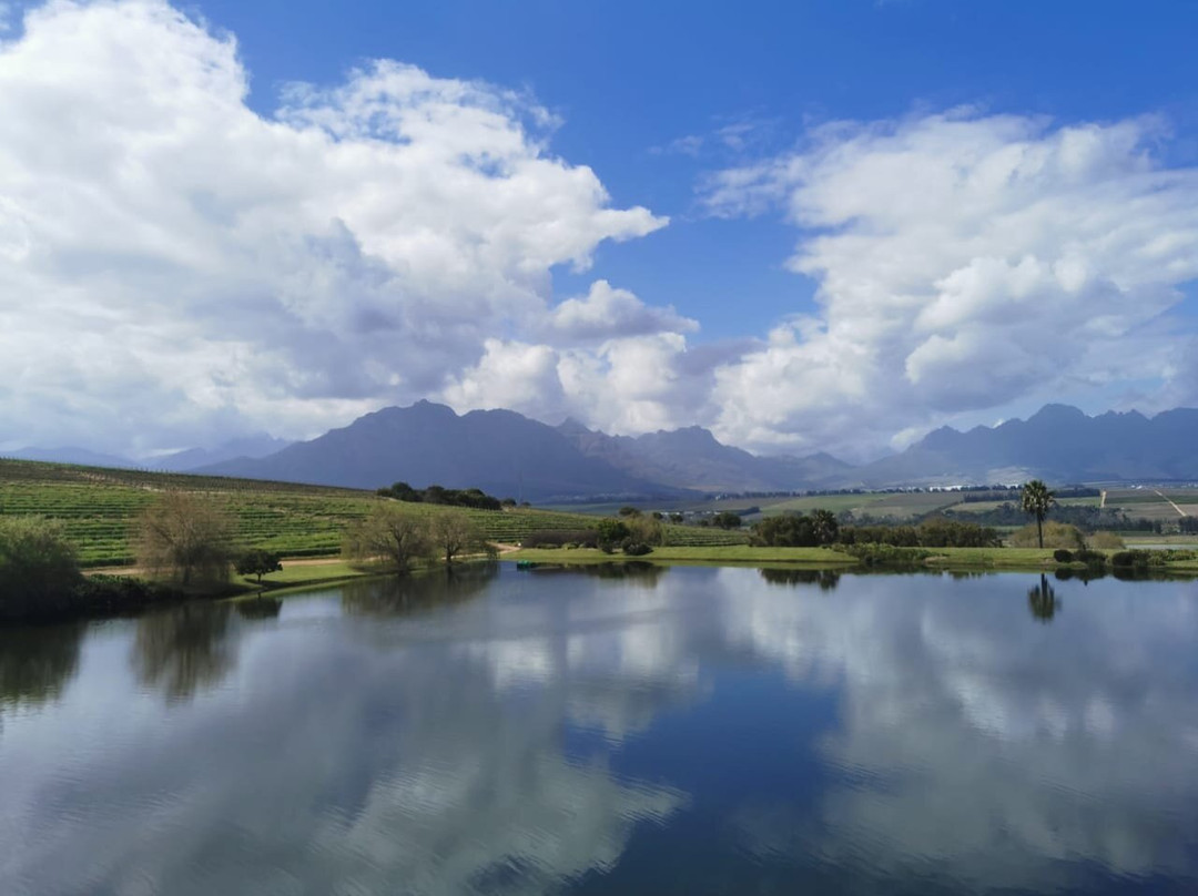 艾萨拉红酒酒店主图