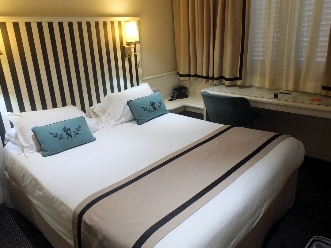 拿破仑酒店主图