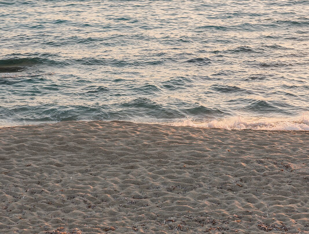 Eden Beachfront Residences & Suites主图