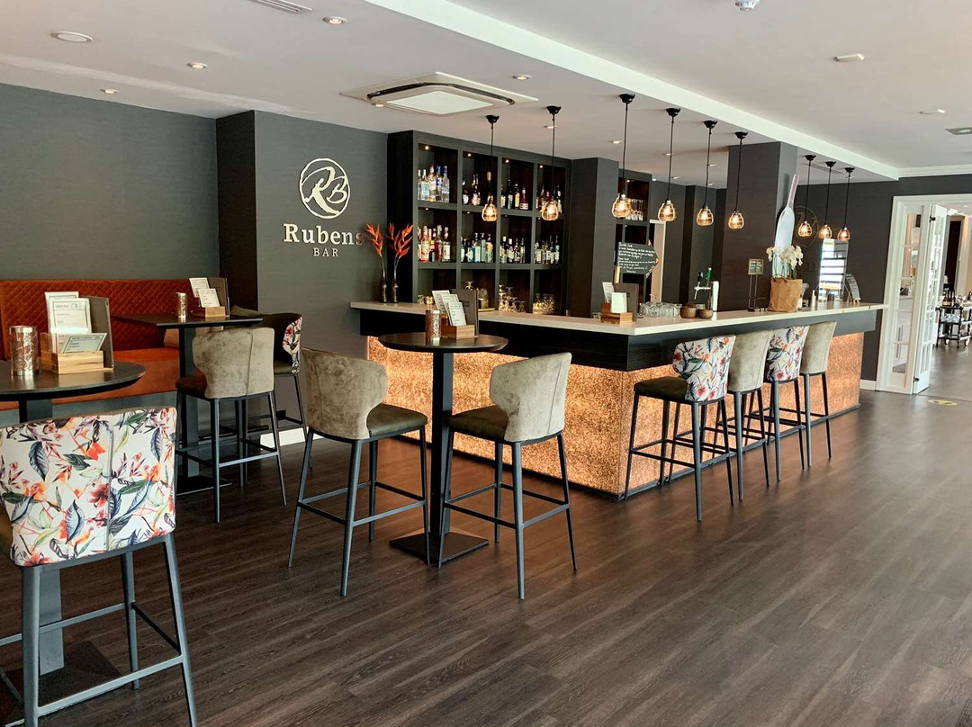 金色郁金香酒店主图