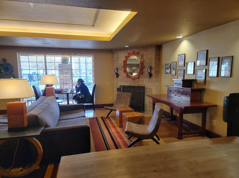 云雀登陆美国长住酒店套房罗斯维尔