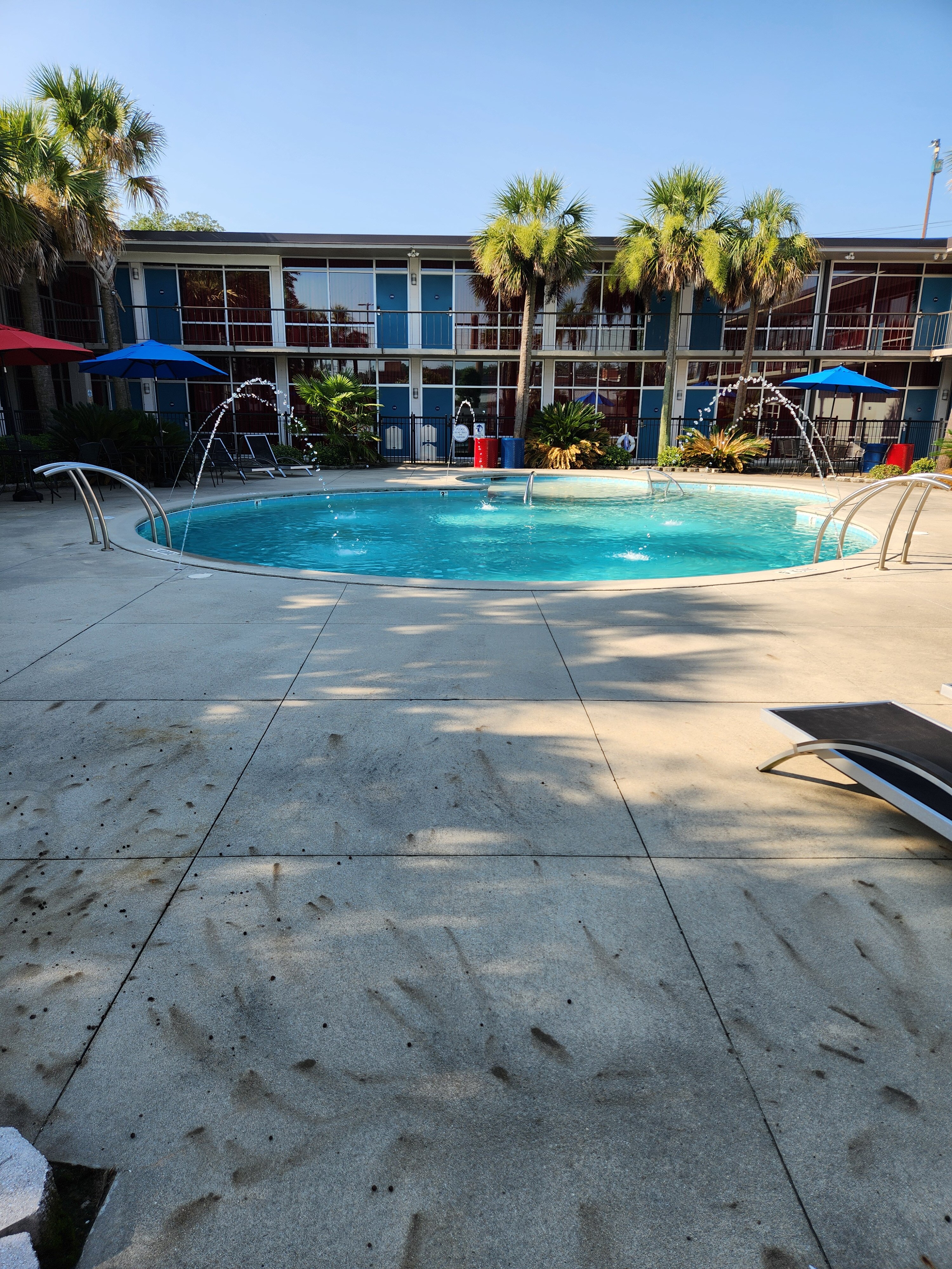 Mother Earth Motor Lodge-泳池