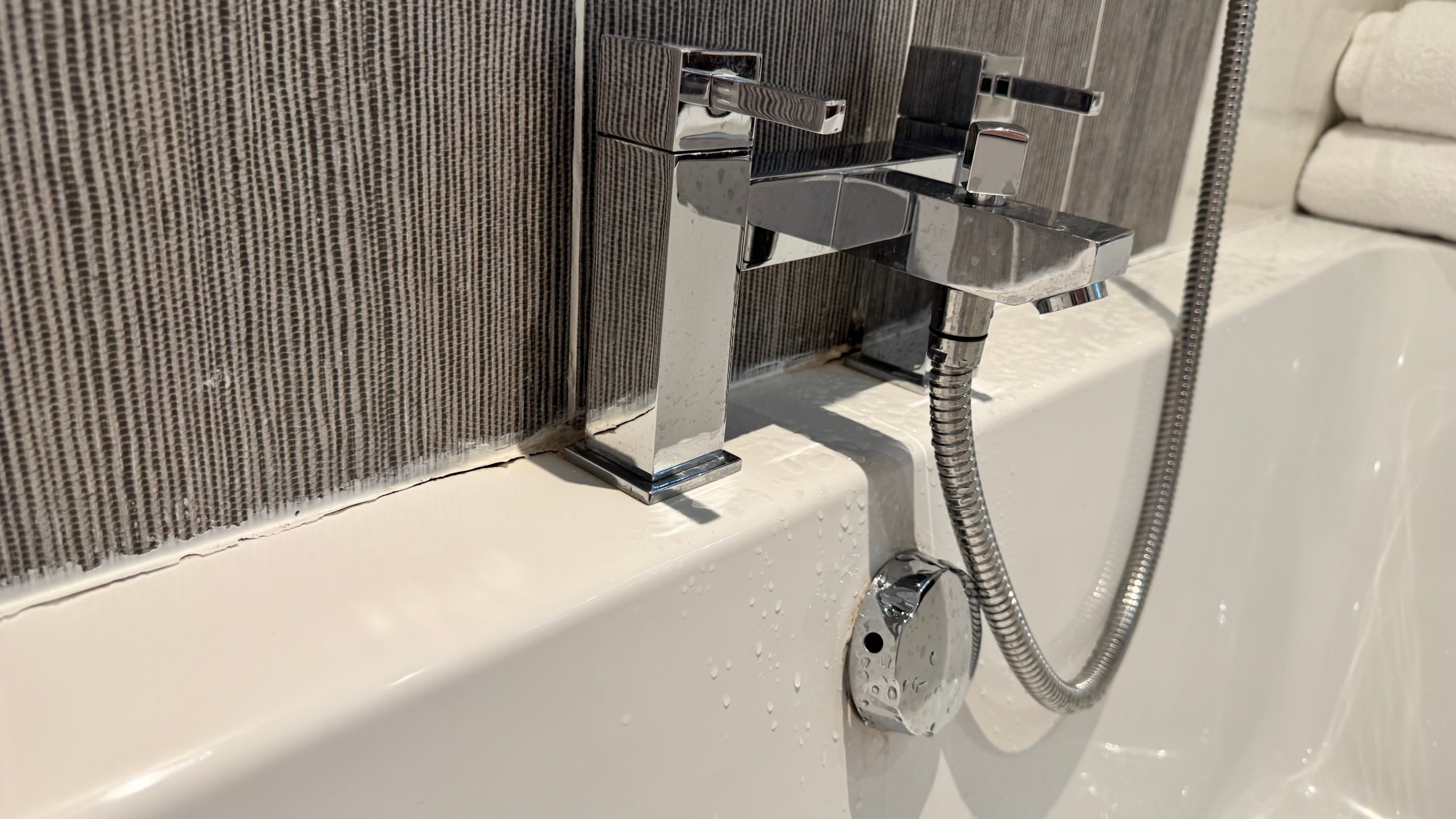 Park Hall Hotel and Spa Wolverhampton-浴室