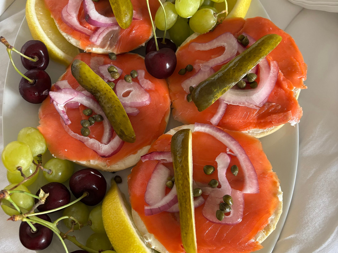 Above The Beach Guest Suites主图