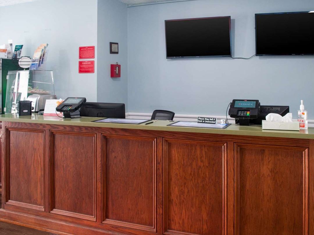 Econo Lodge Inn & Suites South