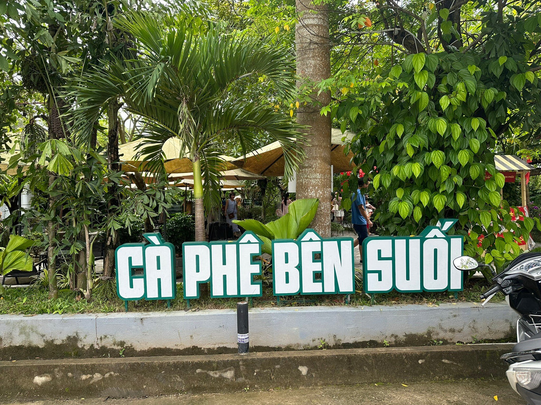 Tiệm Cà Phê Bên Suối