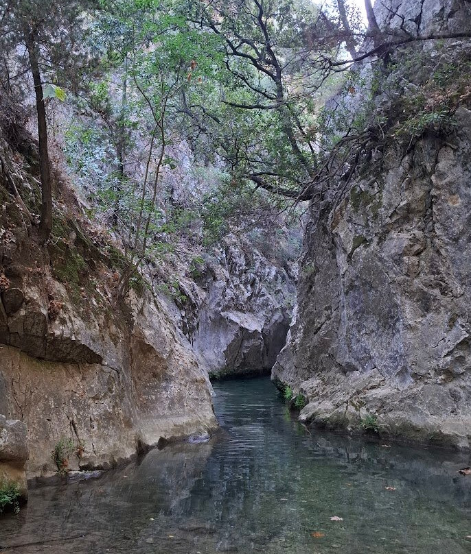 Potami Waterfalls-Karlovasi必去景点