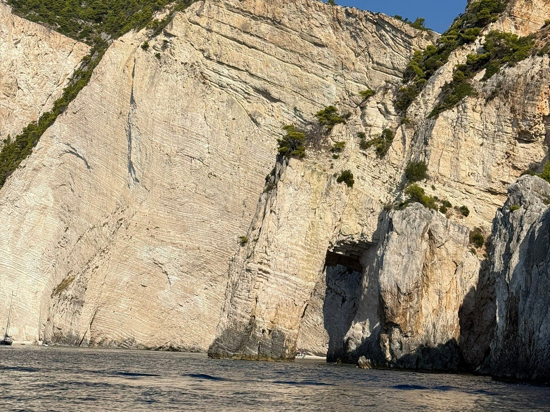 Captain's Motorboat Rentals-利姆尼科利必去景点