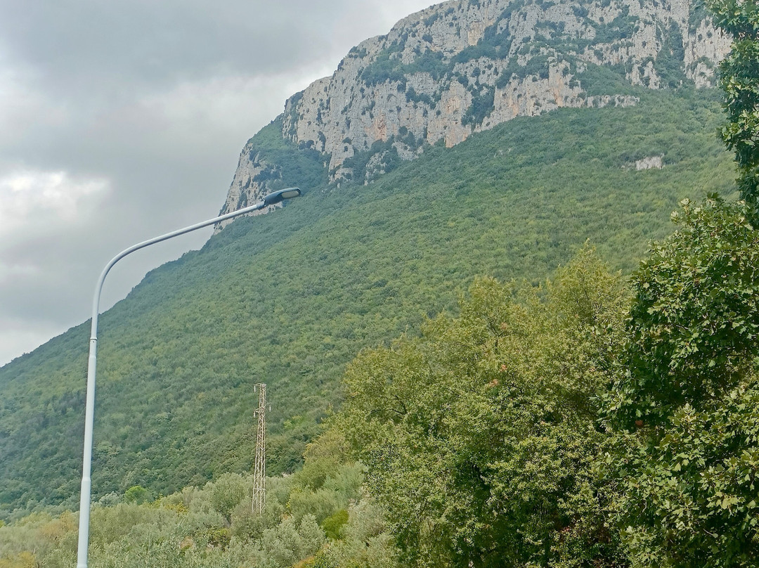 Grotta del Santuario di San Michele Arcangelo-Sant'Angelo a Fasanella必去景点