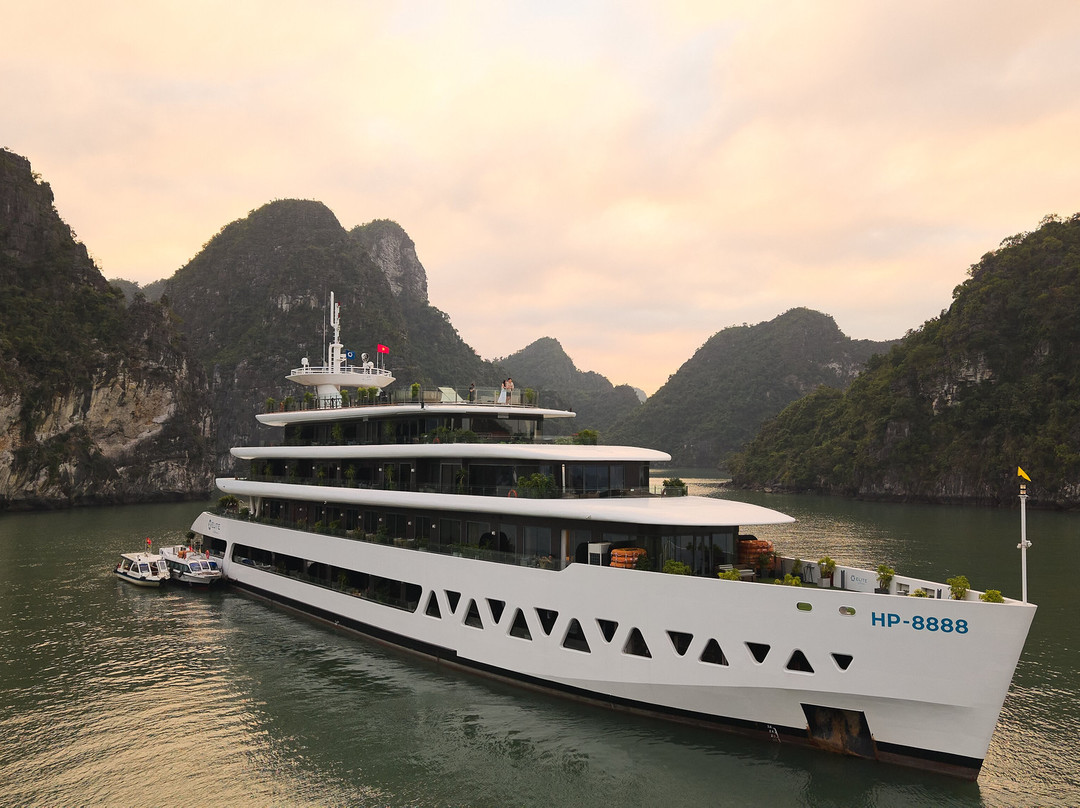 Elite of the Seas-下龙湾必去景点