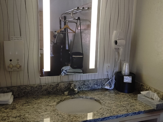 帽子岩酒店主图