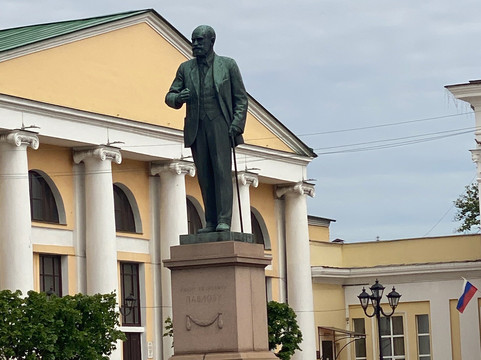 Monument to Academician Pavlov-Ryazan必去景点