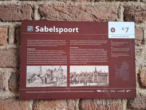 Sabelspoort of Eusebiuspoort uit 1357-阿纳姆必去景点