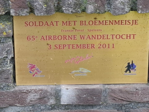 Soldaat met bloemenmeisje Monument