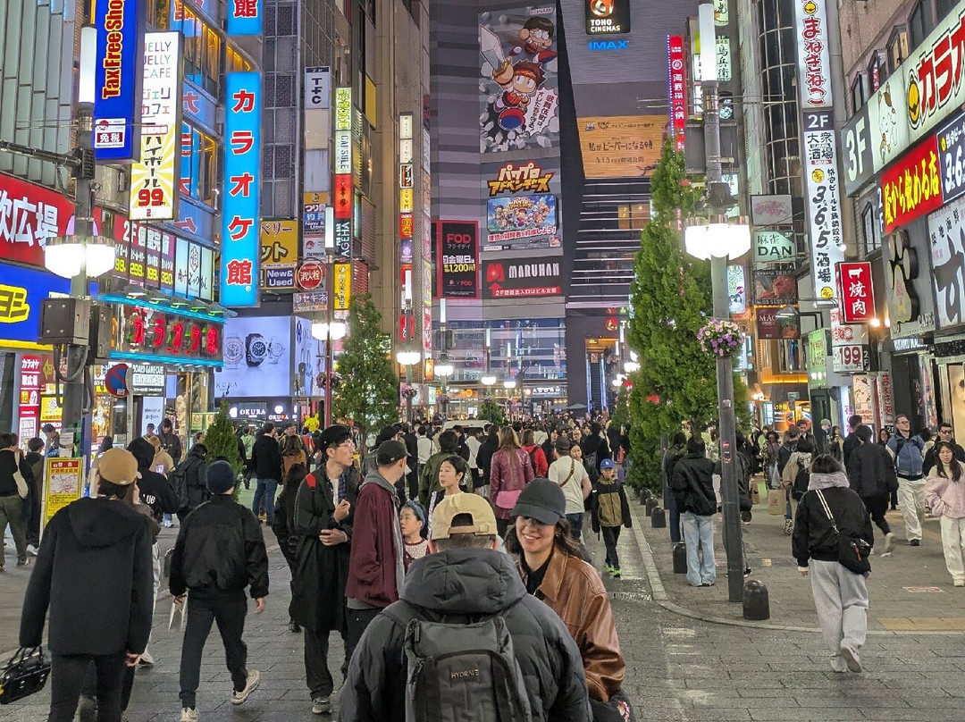 新宿哥斯拉等比头雕-Kabukicho必去景点