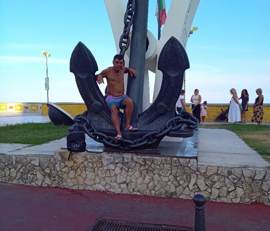 Monumento Ai Caduti Del Mare-Catanzaro Lido必去景点