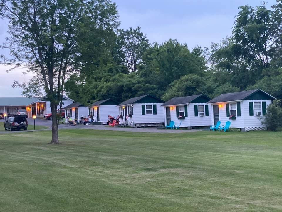 Rock Ledge Motel主图