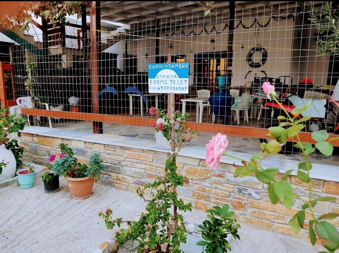 Enoikiazómena Domátia Rooms To Let Efthýmios Konstantina Gourgouliánis