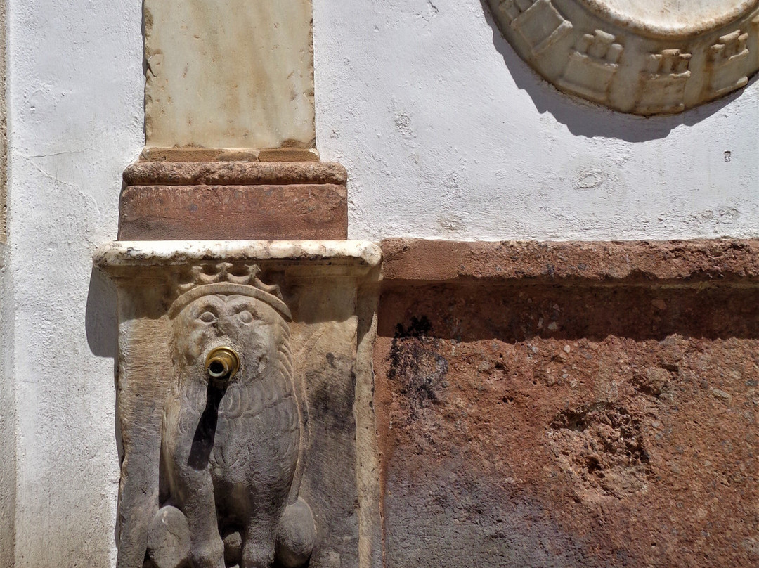 Fuente De Los Caños Dorados景点图片