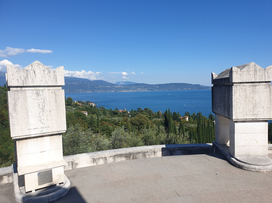 Mausoleo di Gabriele D'Annunzio-加尔多内里维耶拉必去景点