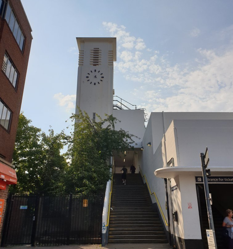 Surbiton Railway Station景点图片