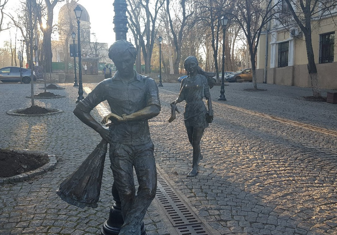Sculpture of Lovers-基希讷乌必去景点