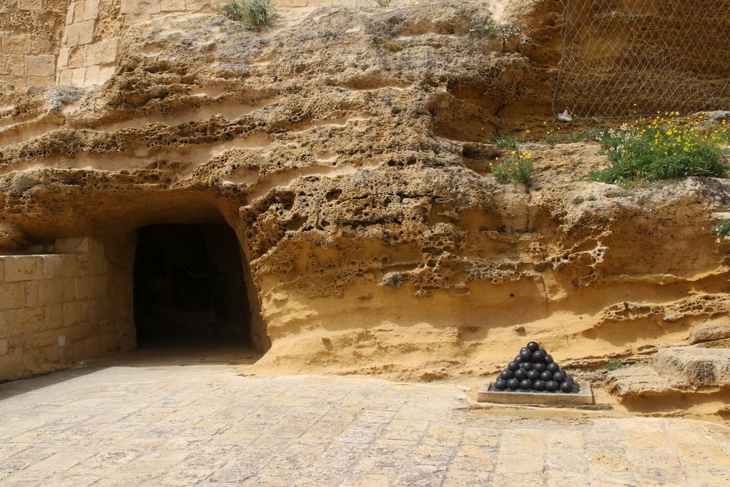 Gunpowder Magazine, Silos, WWII shelters & Battery-Victoria必去景点