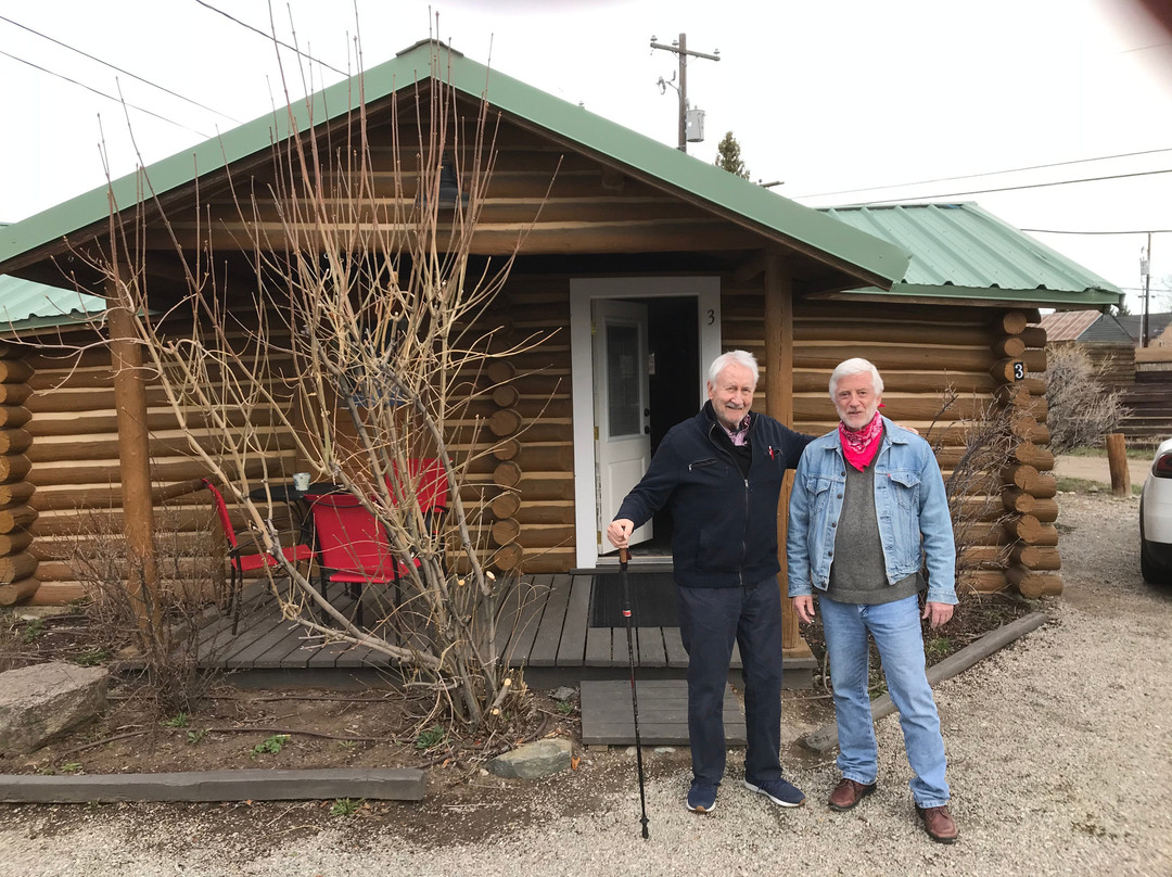 Log Cabin Motel主图