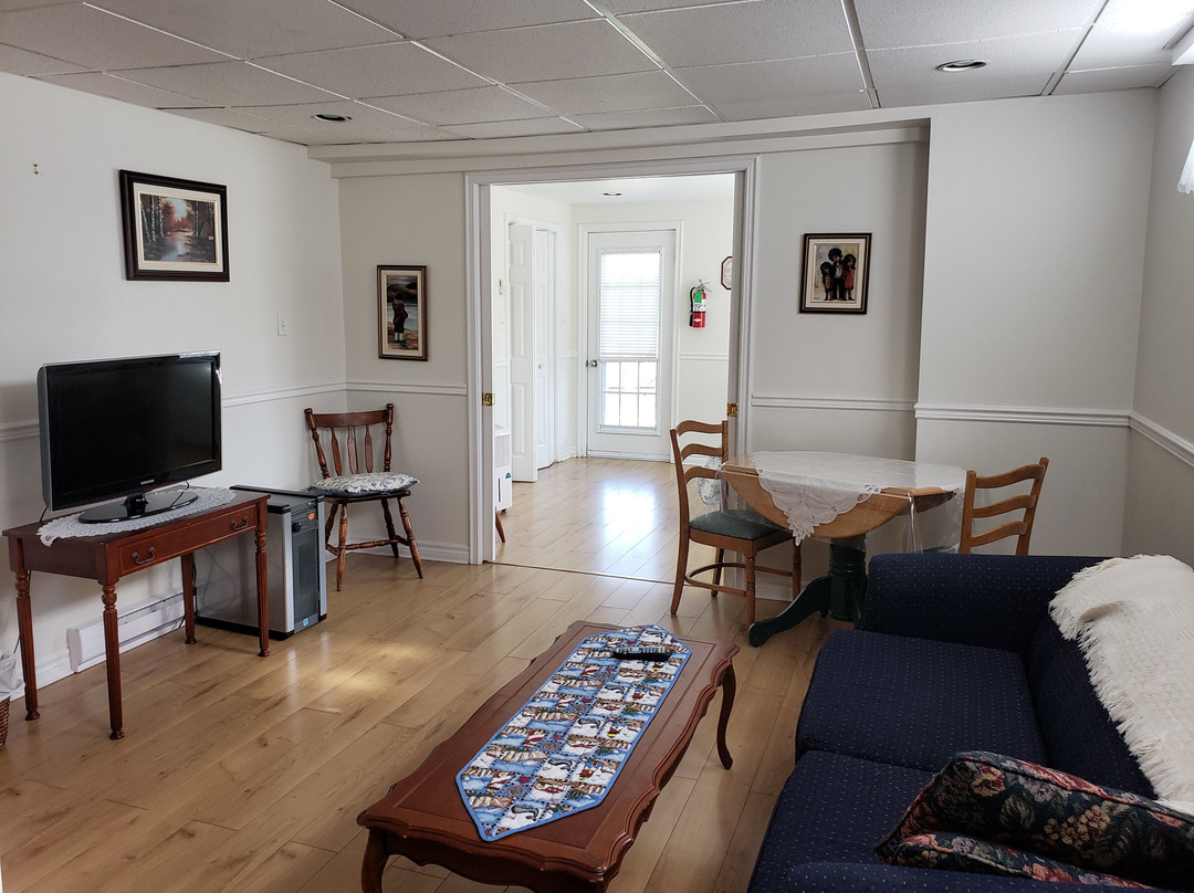 The Worn Doorstep主图