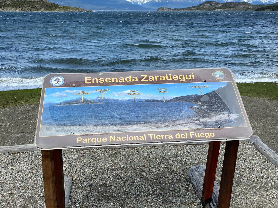 Bahía Ensenada Zaratiegui景点图片