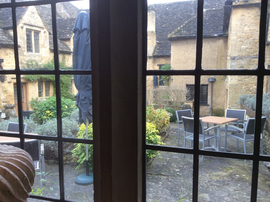 赛文皇冠酒店主图