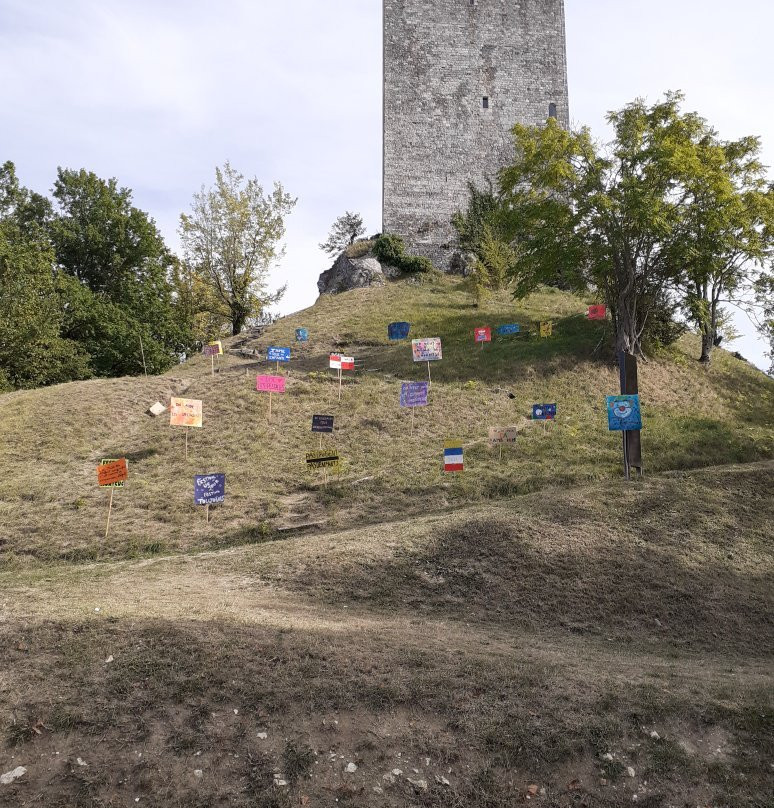 Montcuq Castle景点图片