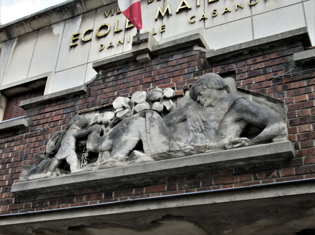 Bas-relief "Le Conte du petit Poucet"-Romainville必去景点