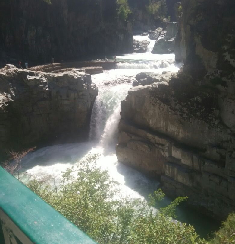 Aharbal Waterfall景点图片