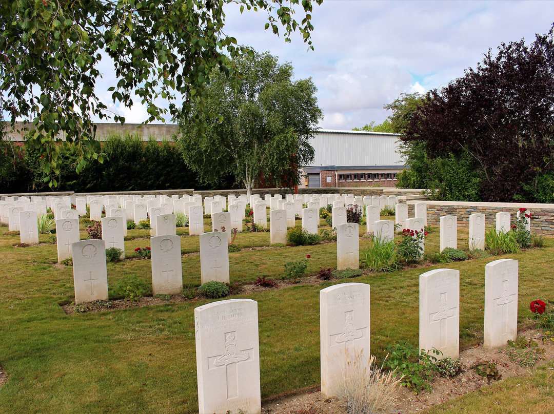 Longueau British cemetery-隆戈必去景点