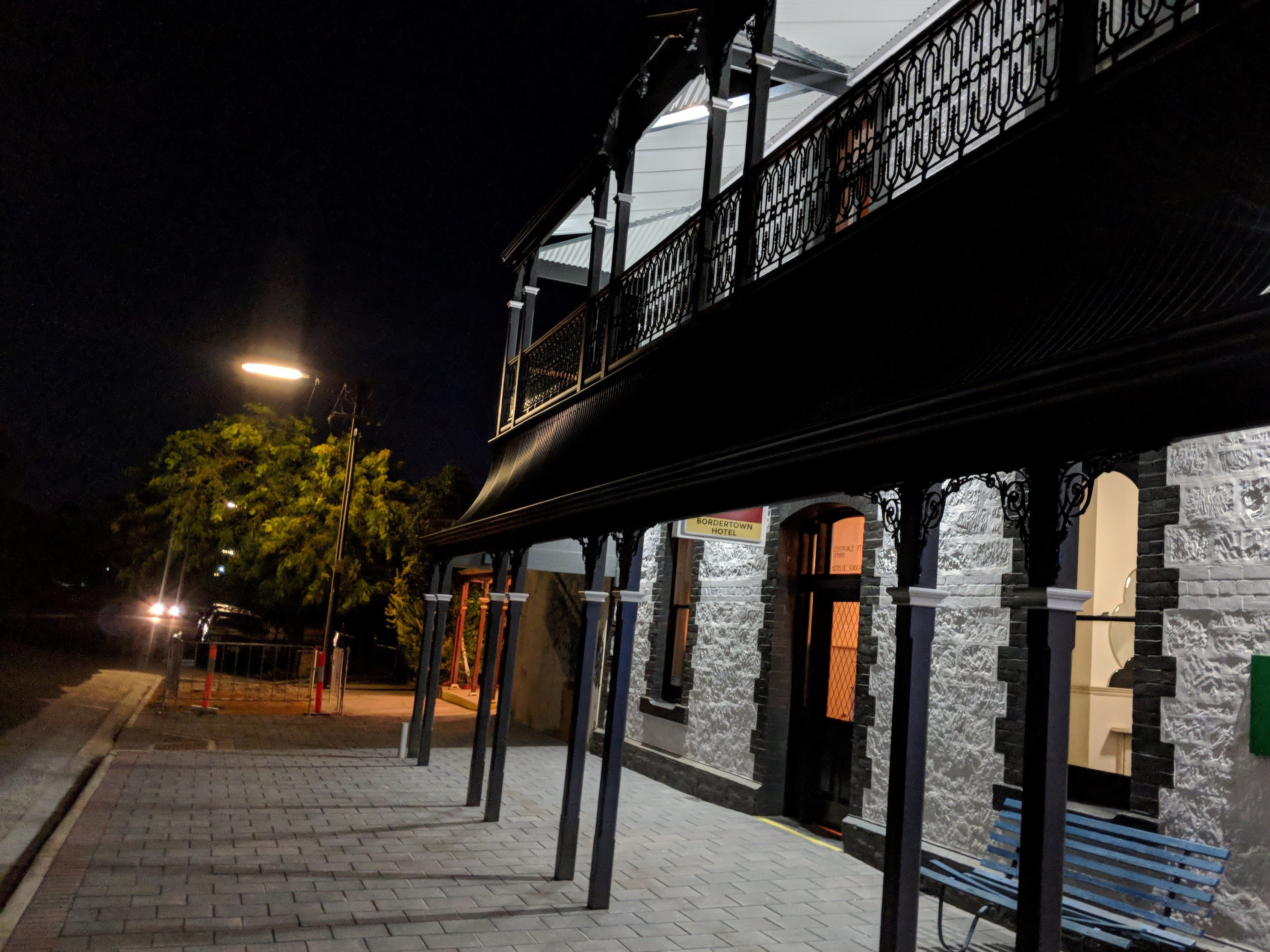The Bordertown Hotel-官方