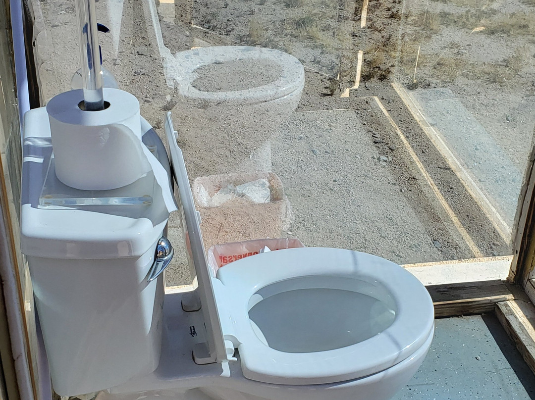 The Glass Outhouse Art Gallery-二十九棕榈村必去景点