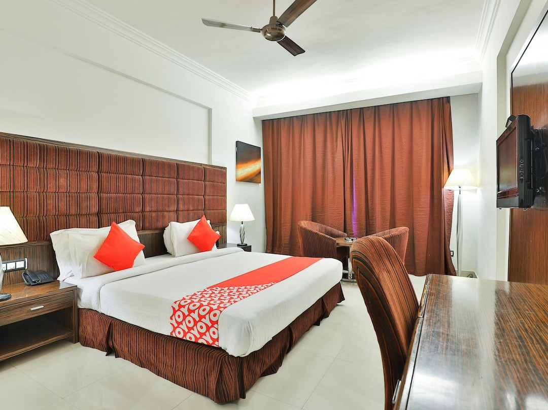 Super Townhouse Oak Bharuch Near Railway Station主图