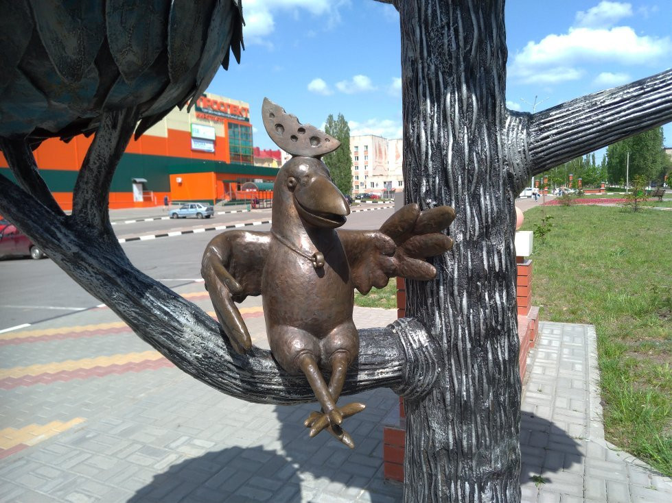 Crow and Fox Sculpture景点图片