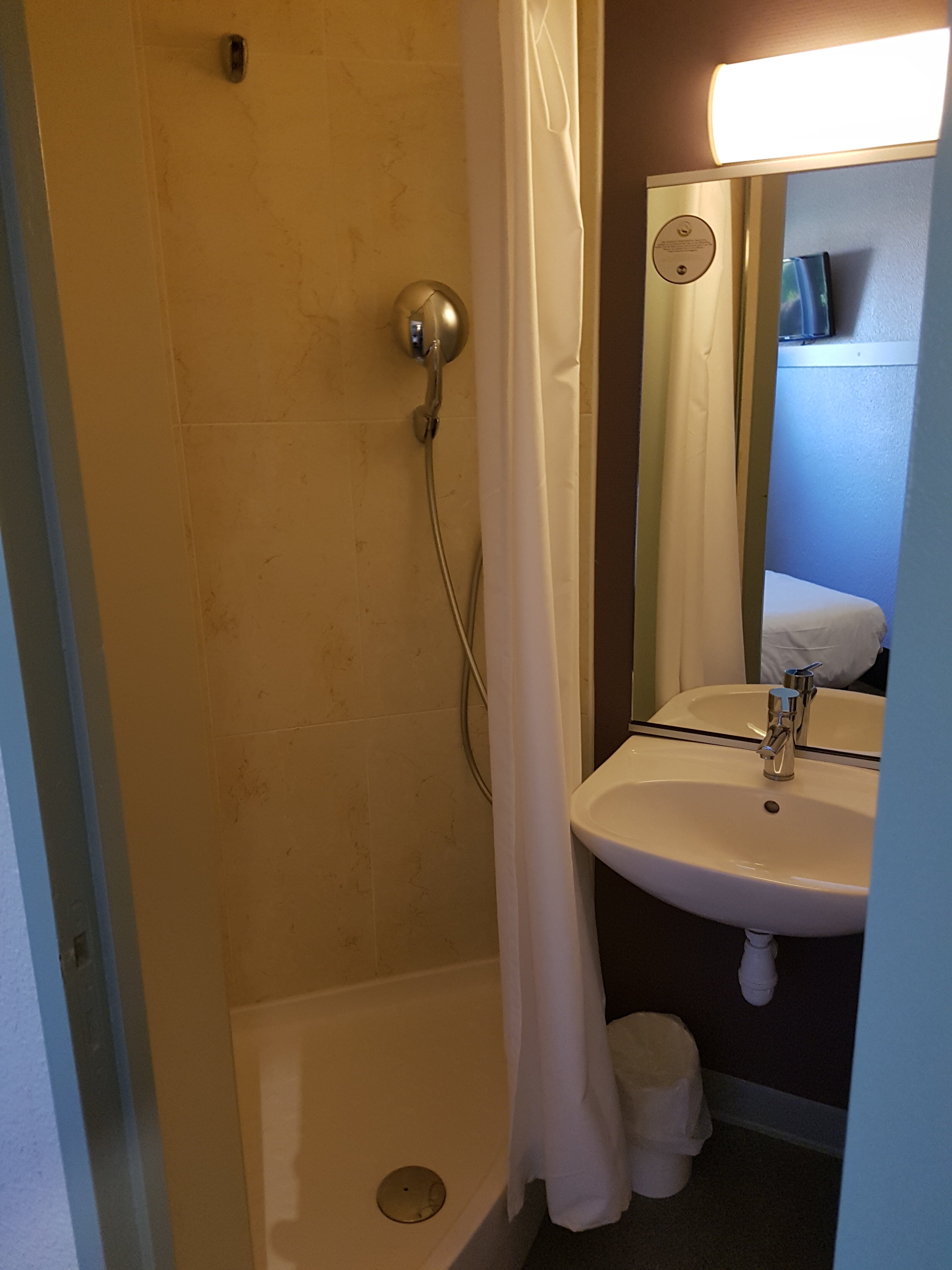 B&B HOTEL Strasbourg Nord Artisans-浴室