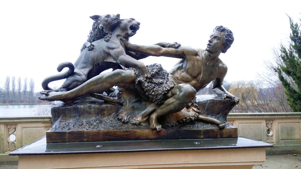 Bronzestatue "Schäfer und Hund von einem Panther angefallen"景点图片