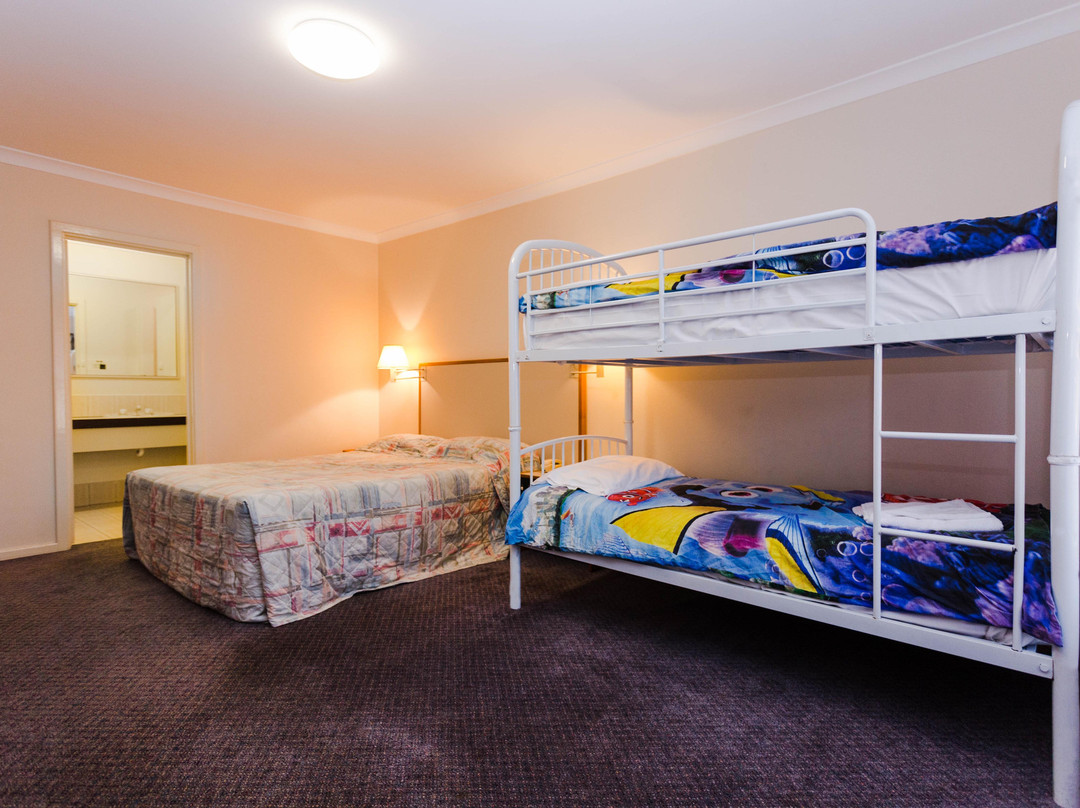 都市客栈酒店主图