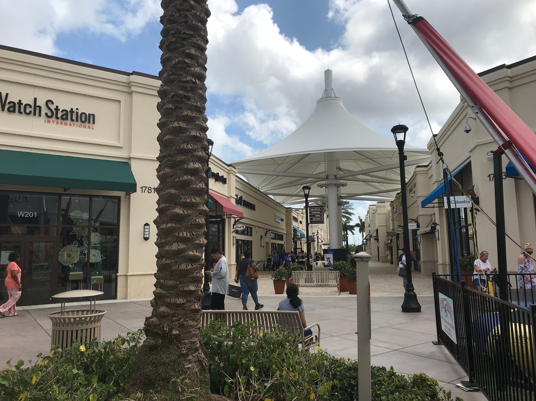 Tanger Outlets Palm Beach景点图片